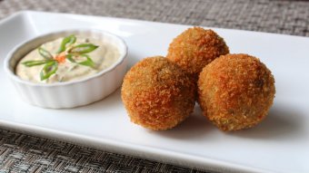 Салат с копчено-вареным карбонадом и адыгейским сыром